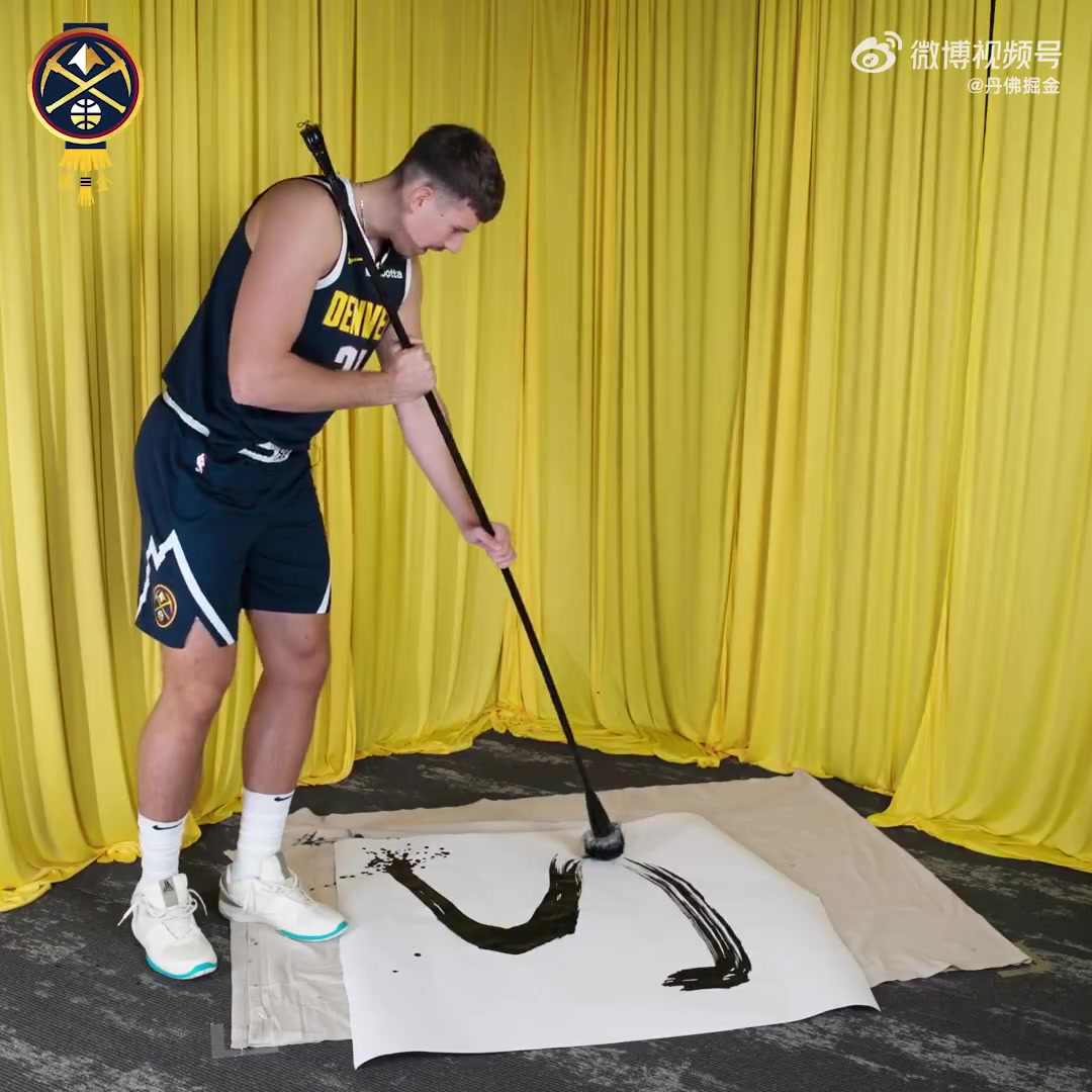 🤣谁画得好?掘金全队用大号“毛笔”在纸上“画蛇”🐍