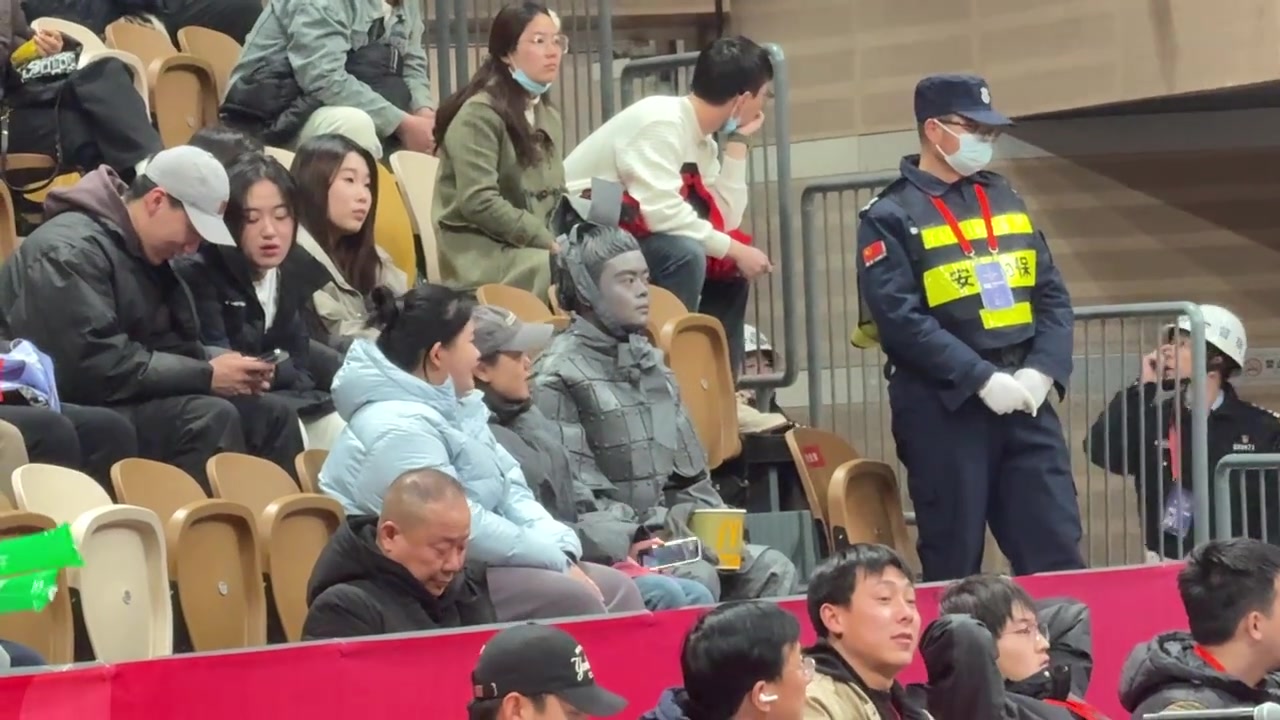 有特色!有球迷COS成兵马俑来看CBA俱乐部杯赛